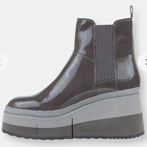 Naked feet Chelsea boot